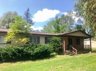 926 Red Oaks Dr, Howell, MI 48843