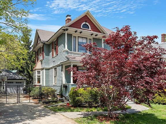 3rd image of 414 Kenoza Ave