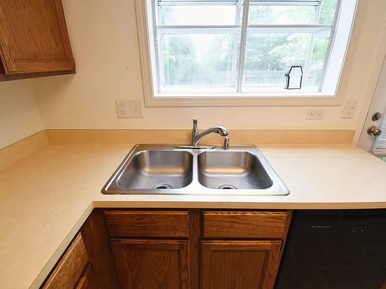 1136 Anthrop Dr — Photo 7