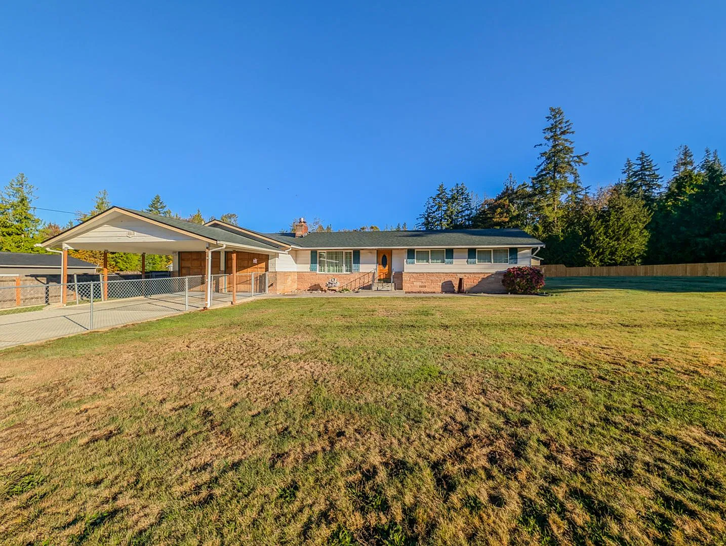 **Move-In Special**Spacious Single-Level Rambler with Fenced Yard, Bonus Room & Garage! — Photo 1