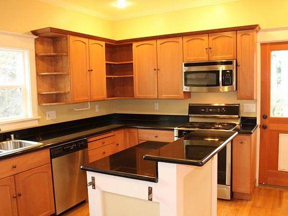 Kitch w/ deck access