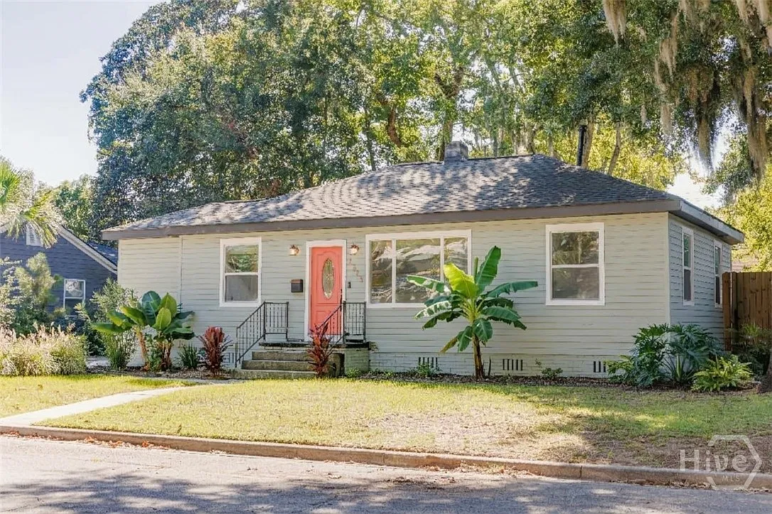 3 bed, 2.0 bath, 1168 sqft, $2,600 — Photo 1