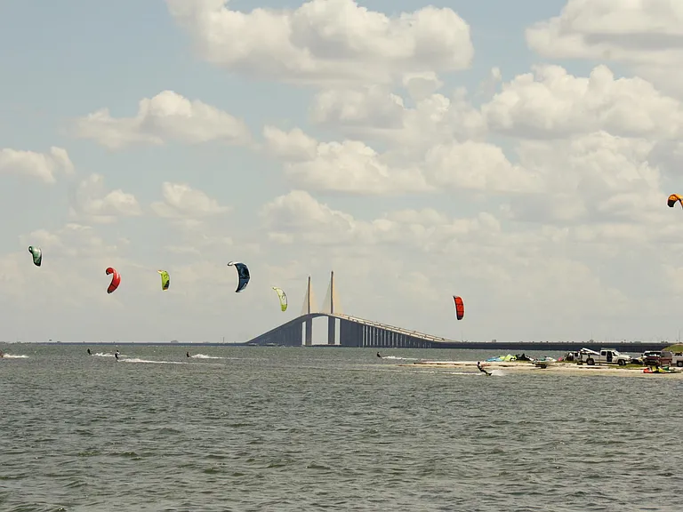 Near by SunShine Skyway Fishing Pier and State Park .Great for all kinds of Water Sports and Relaxing !
