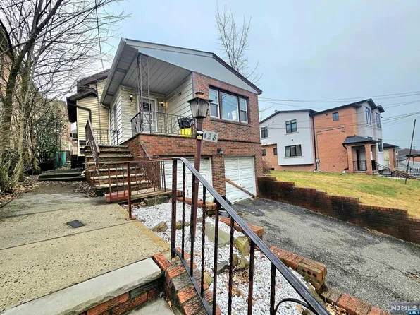 428 6th St, Palisades Park, NJ 07650