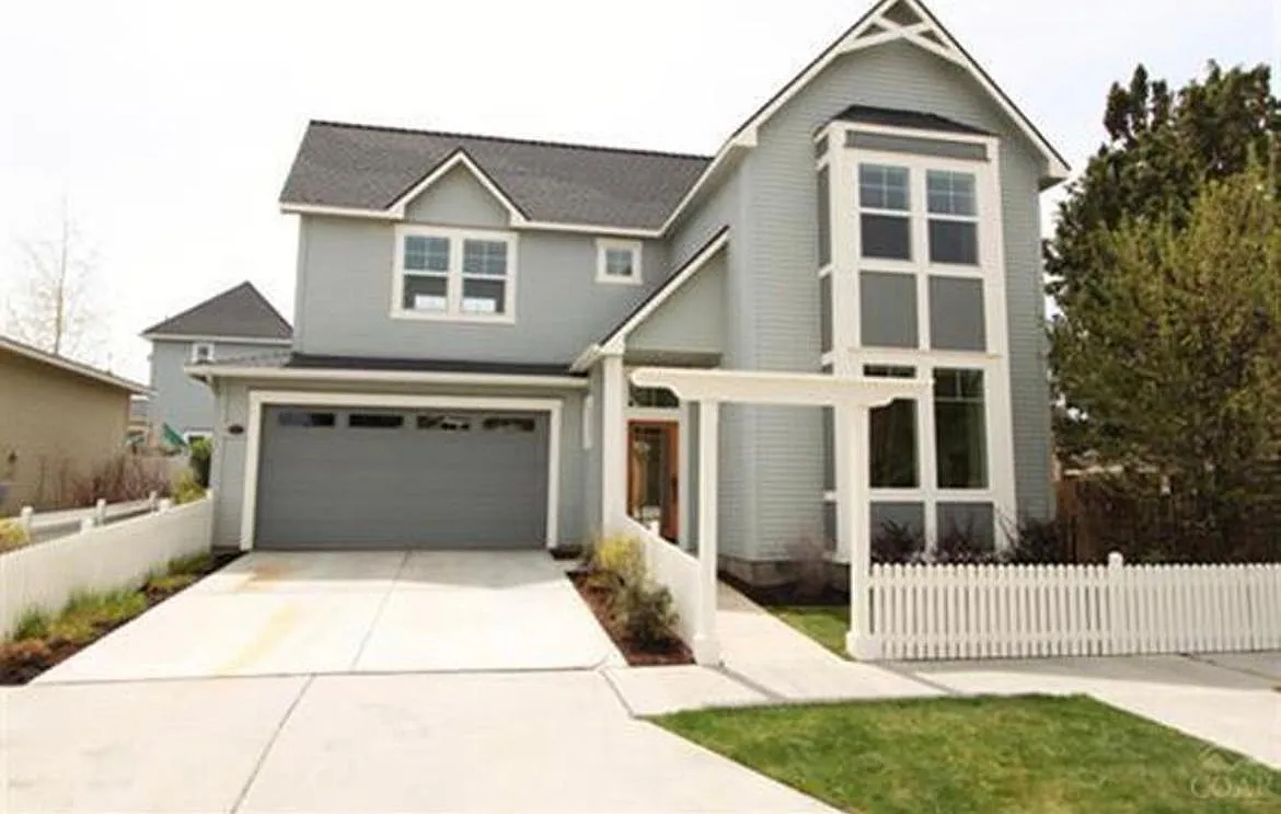 3 bed, 2.5 bath, 2025 sqft, $3,000 — Photo 1