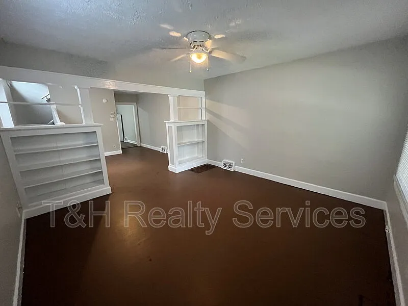 3 bed, 1.5 bath, 1155 sqft, $1,300 — Photo 4