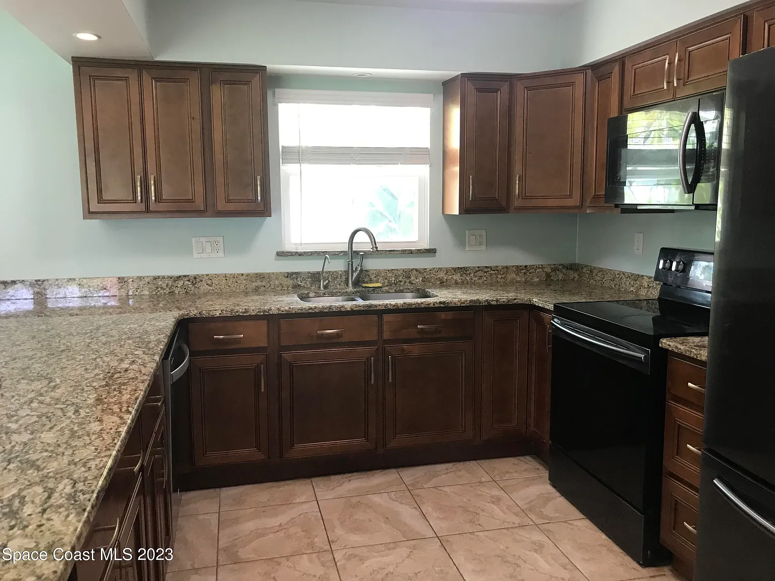 3 bed, 2.0 bath, 1693 sqft, $2,850 — Photo 4