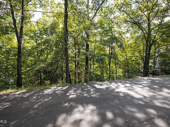 4th image of Luzerne Dr