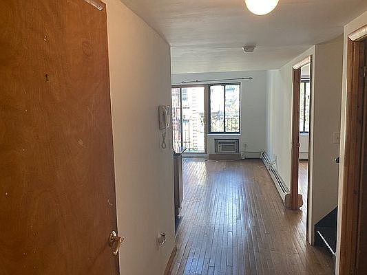 4th image of 212 E 10th St APT 4