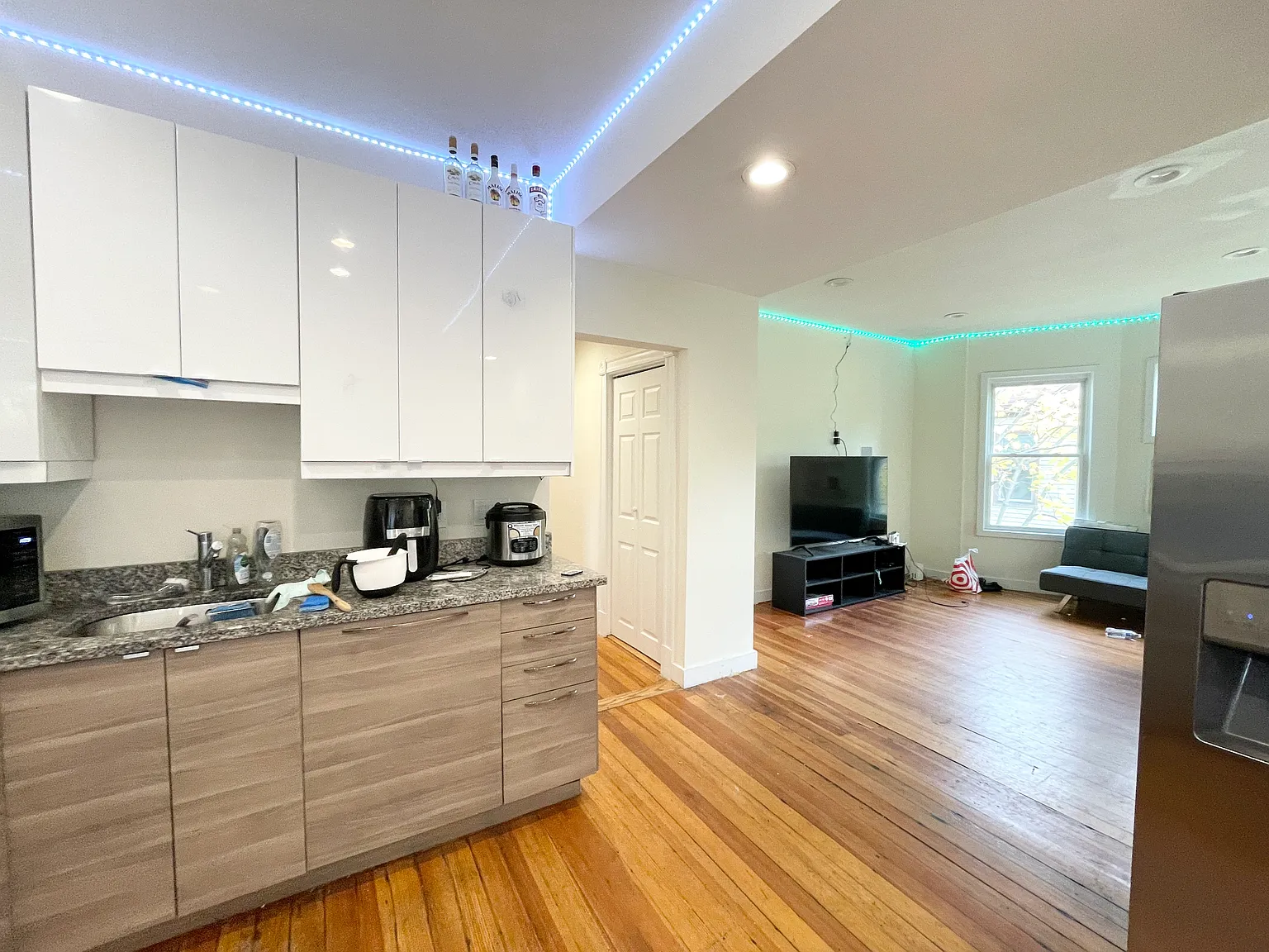 5 bed, 2100 sqft, $8,500 — Photo 2