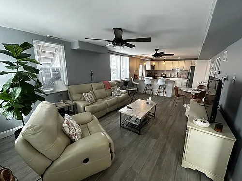 637 Wesley Ave Photo 1
