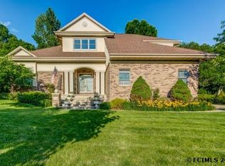 2458 Hacienda Dr, Dubuque, IA 52002