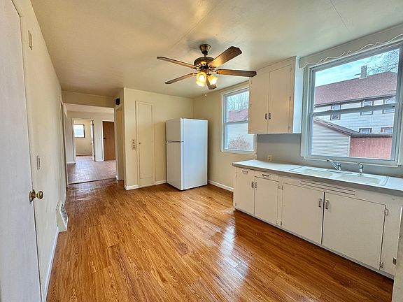 4th image of 1027 Saint Clair Ave