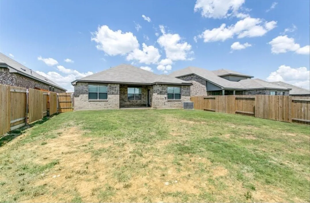 3 bed, 1552 sqft, $2,200 — Photo 3