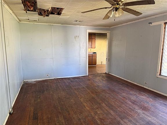 5th image of 206 E 8th St
