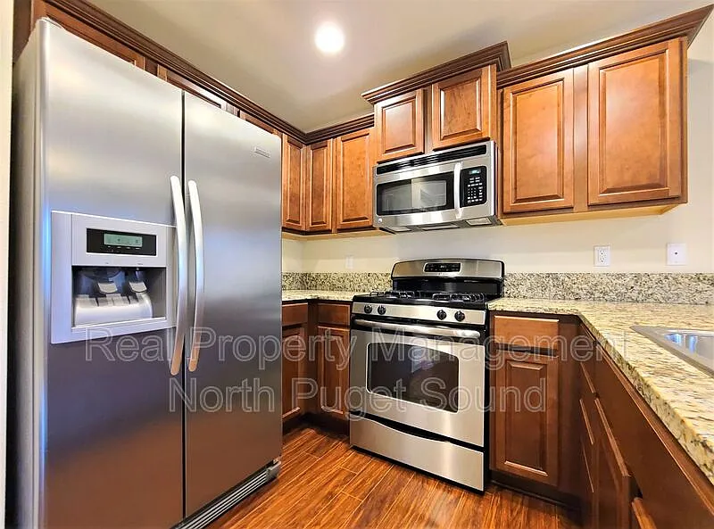 4 bed, 2.5 bath, 1863 sqft, $3,295 — Photo 2