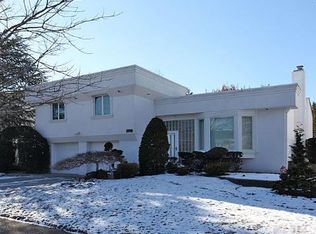 2950 Holiday Park Dr, Merrick, NY 11566