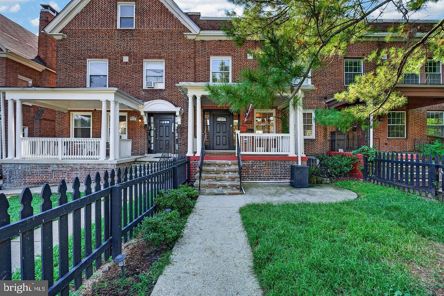 4 bed, 3.5 bath, 2814 sqft, $4,200 — Photo 2