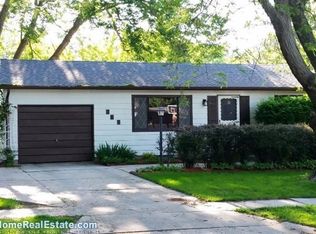 241 Cottonwood Dr, Lincoln, NE 68510