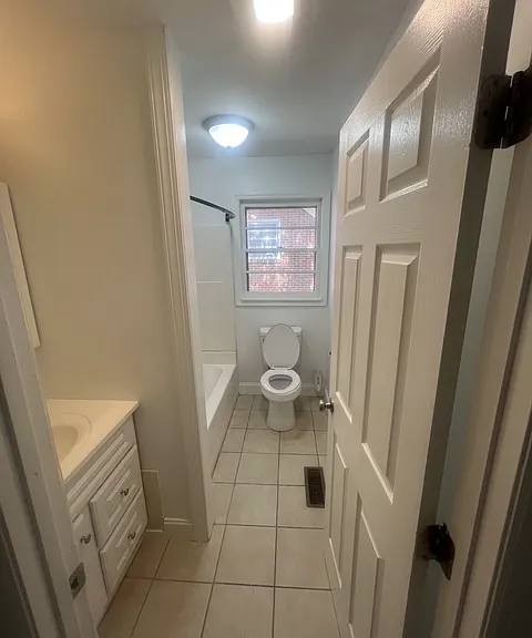 Hall full bathroom