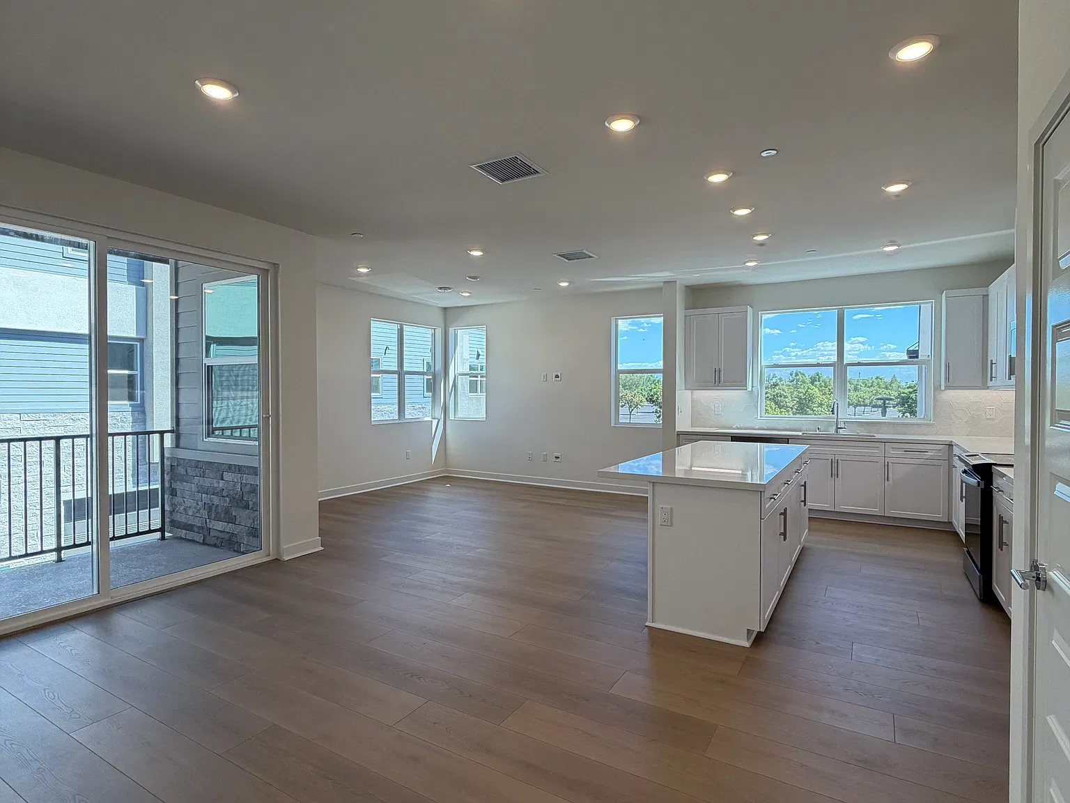 3 bed, 2.5 bath, 1634 sqft, $3,500 — Photo 3