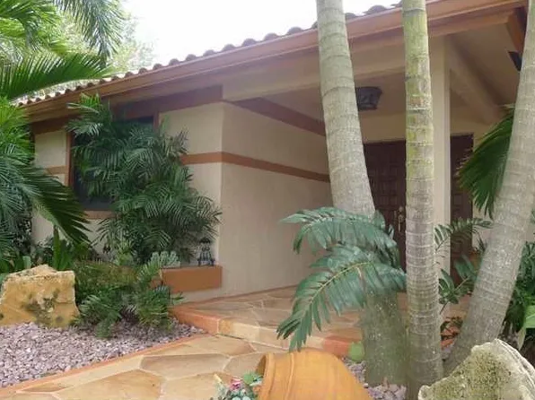 2720 Oak Tree Ln, Oakland Park, FL 33309