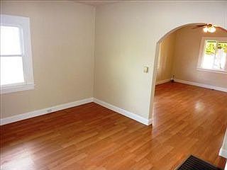 5th image of 325 Daisy Ave