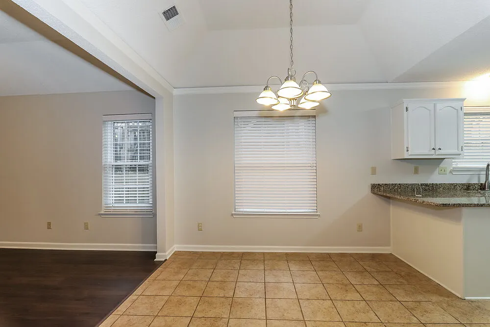 3 bed, 2.0 bath, 1390 sqft, $2,550 — Photo 4