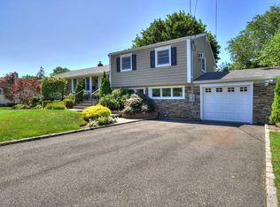 18 Frost Ln, Greenlawn, NY 11740