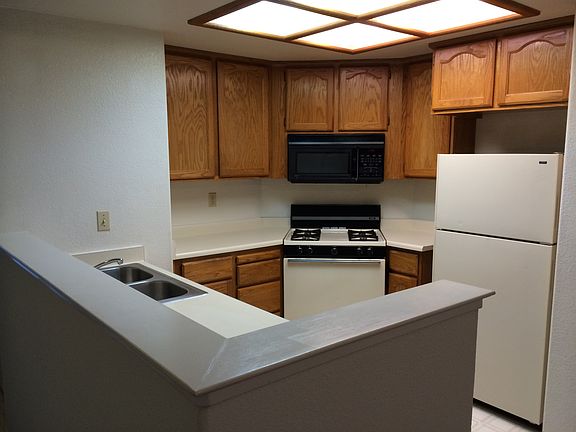 3rd image of 950 El Camino Ave #5