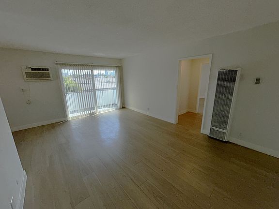 3rd image of 212 S Mariposa Ave