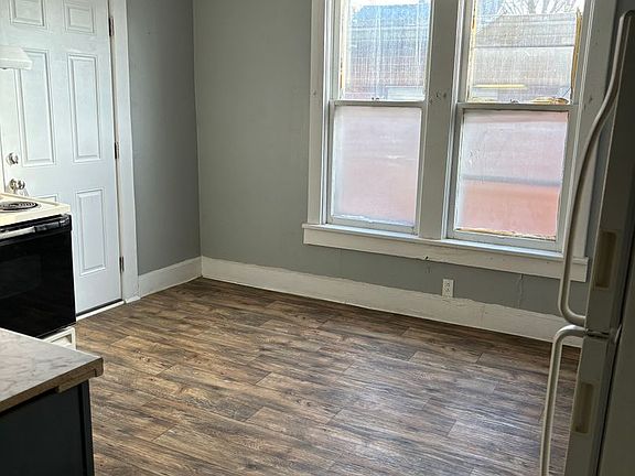 4th image of 810 W Jackson St APT 1