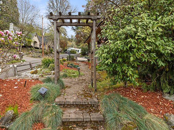 5th image of 1365 SE Overlook Ave