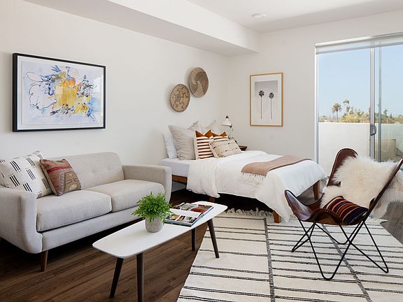 4th image of 733 N Hudson Ave #14
