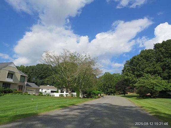 Exterior Neighborhood (street photo)