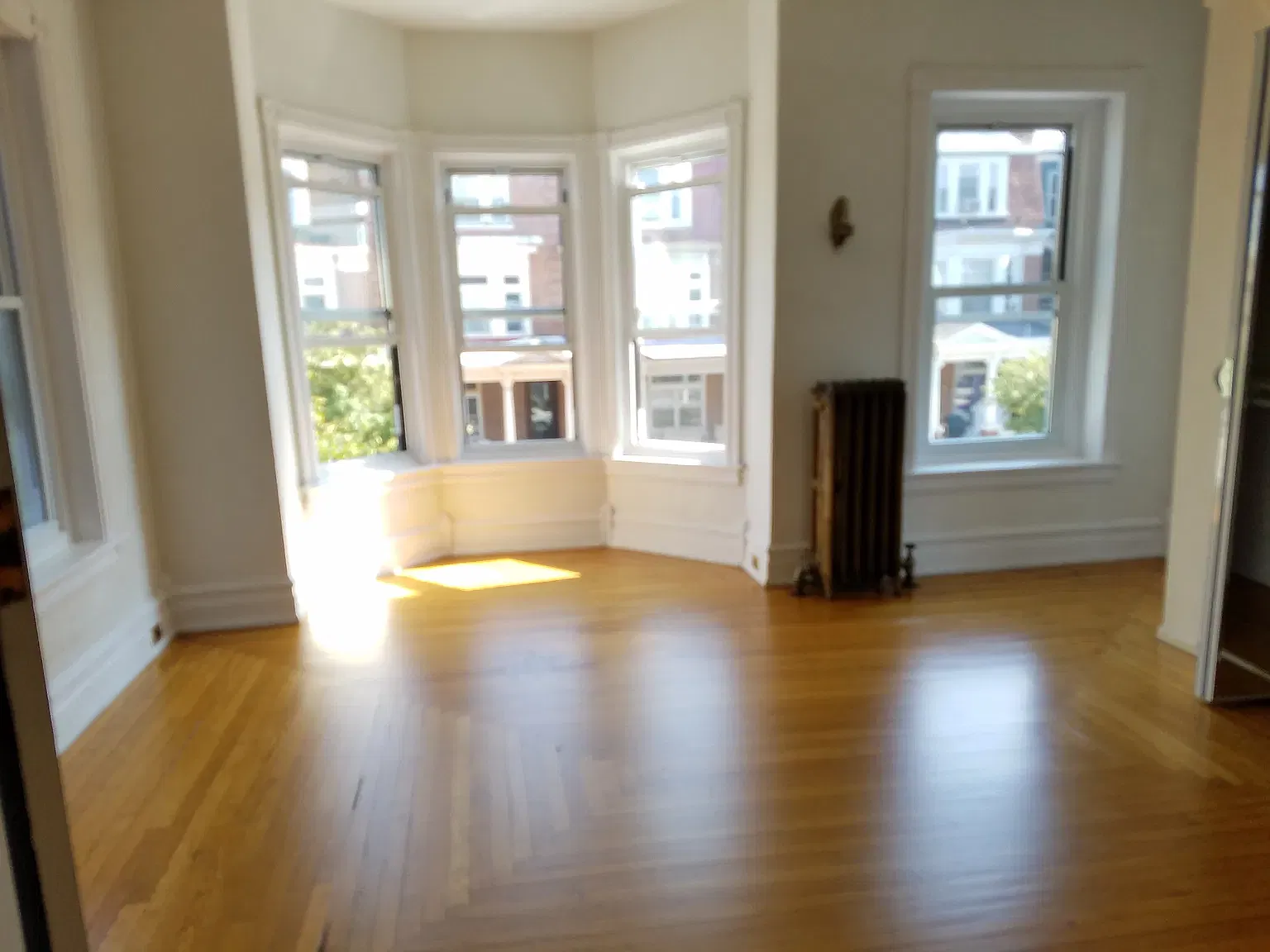 5 bed, 2880 sqft, $2,700 — Photo 3