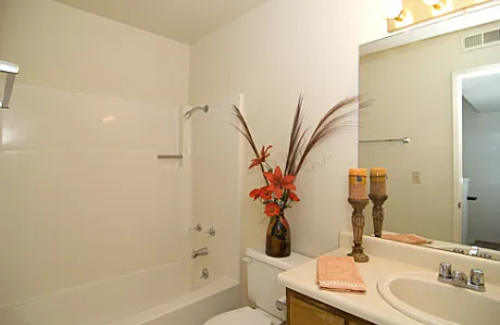 Hillcrest Court Apartments — Photo 8