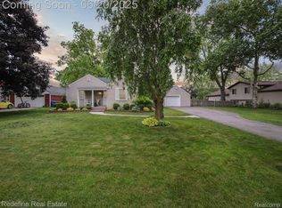 1690 Elsmere Rd, Waterford, MI 48328