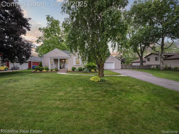 1690 Elsmere Rd, Waterford, MI 48328