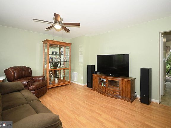 5th image of 279 Center Deen Ave