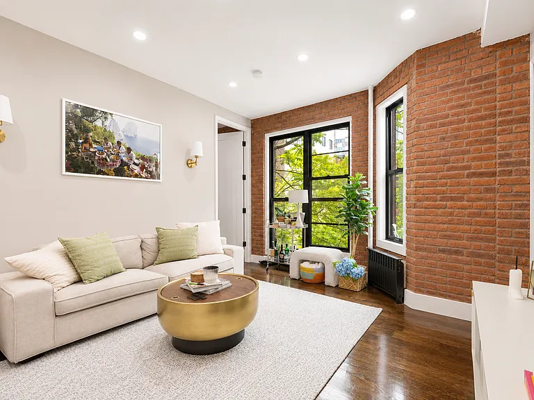 236 E 5th St #3C — Photo 1