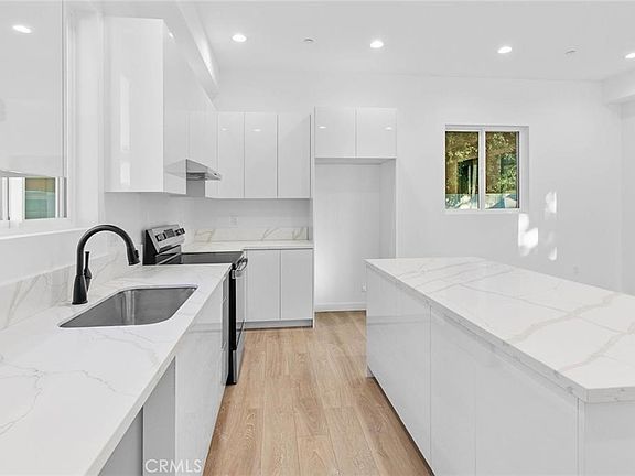 5th image of 6846 Cedros Ave