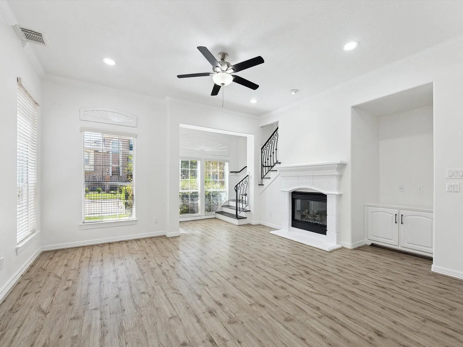 3 bed, 2.5 bath, 2568 sqft, $2,900 — Photo 2