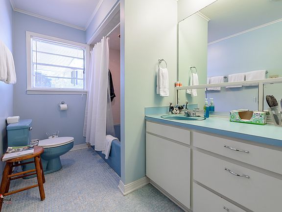 5th image of 6925 Oak Hill Cir
