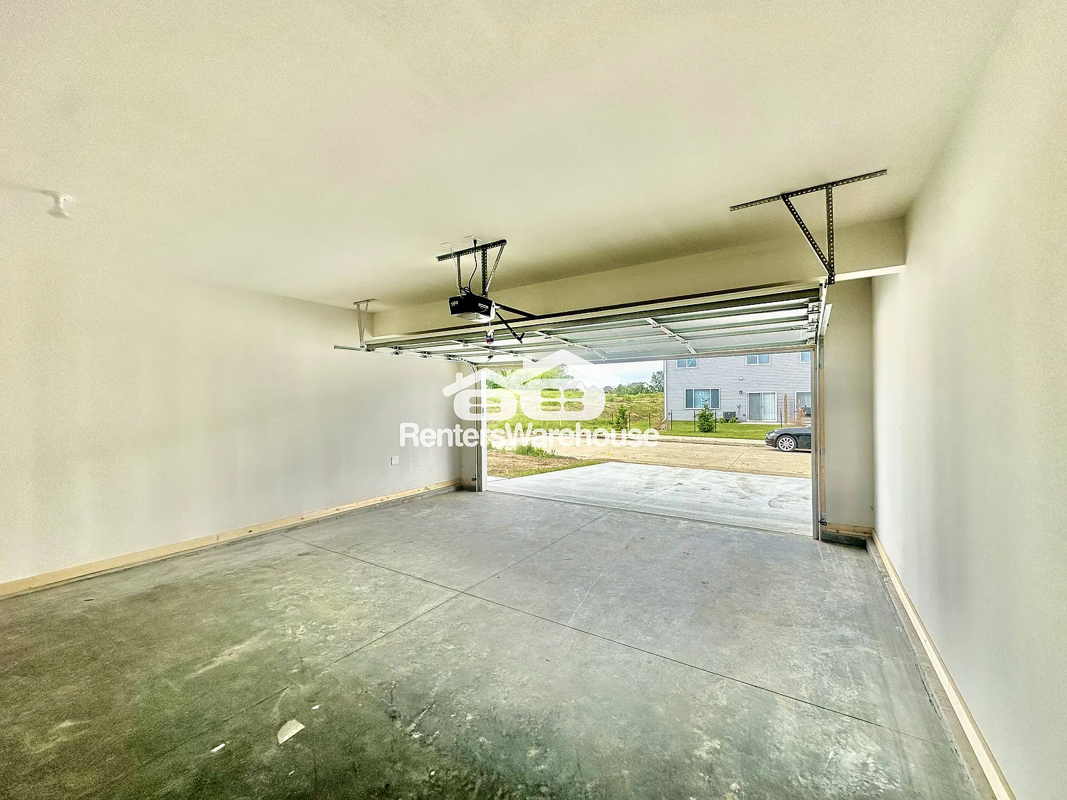 Three Bedroom Townhouse — Photo 4