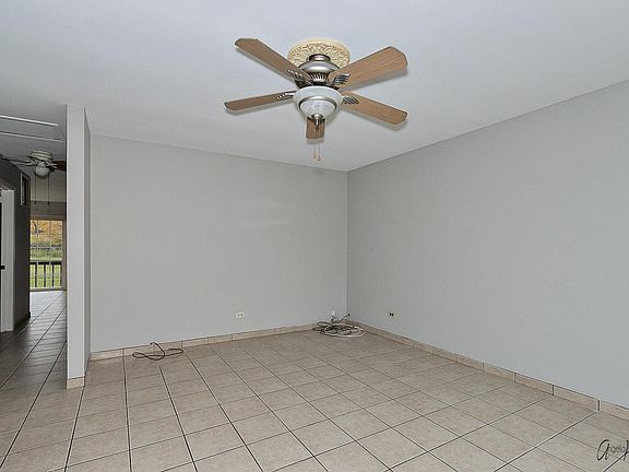 4th image of 423 W Hawthorne Dr