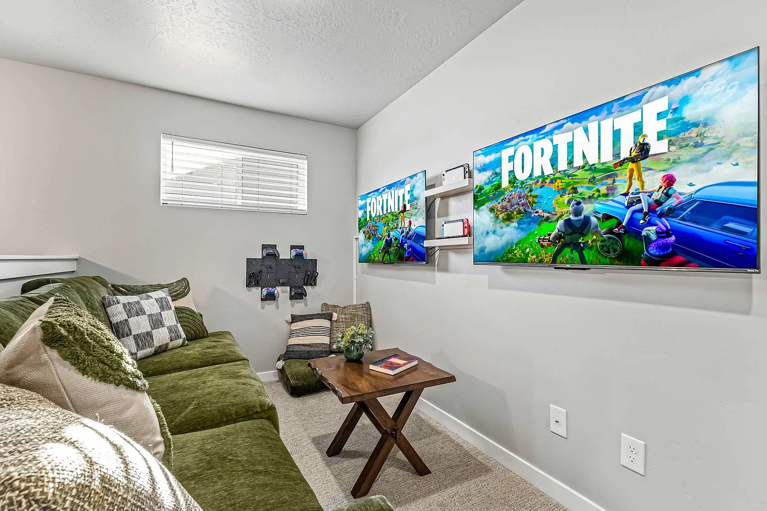 5 bed, 2.0 bath, 2992 sqft, $9,332 — Photo 2