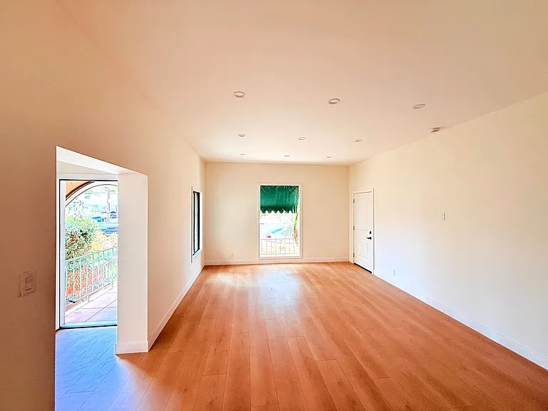 6130 Whitsett Avenue — Photo 6
