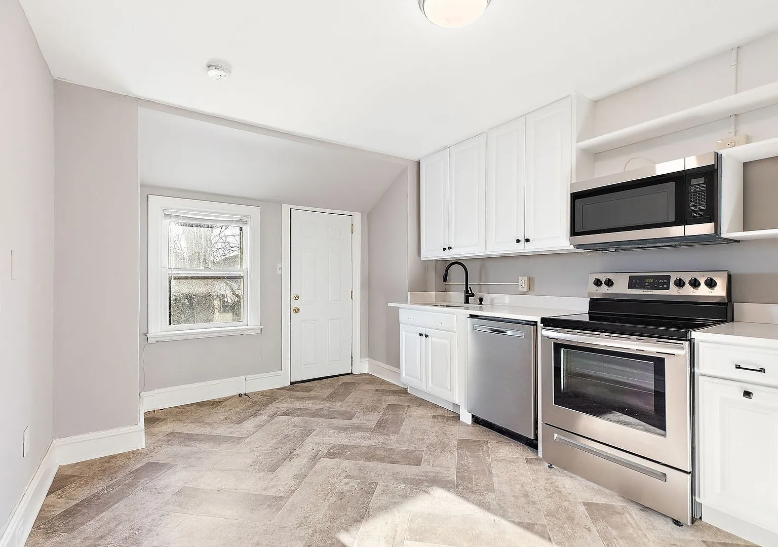1614 N Broom — Photo 4
