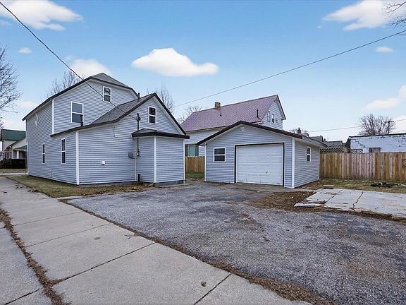 3rd image of 400 Fraser St